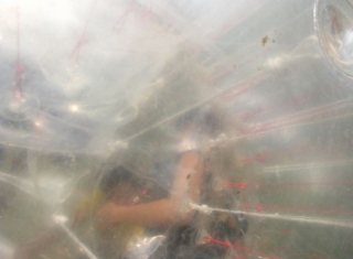 cuerpo en el interior de una pelota hinchable